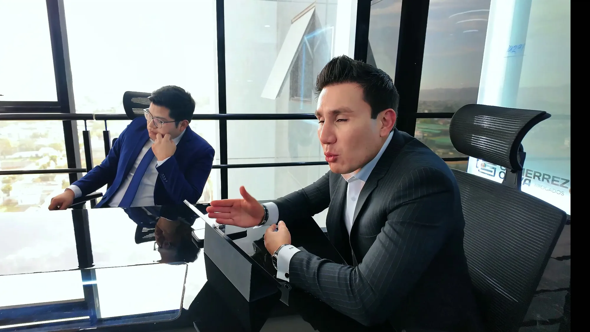 Atención a un cliente en la sede del estudio en Arequipa
